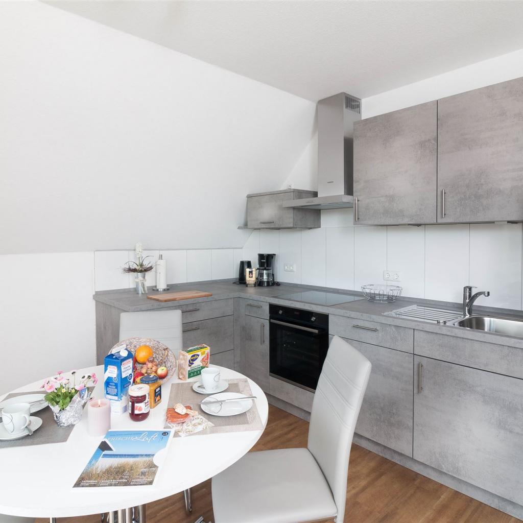 Küche in Steinoptik mit Essplatz im Komfort-Apartment W7